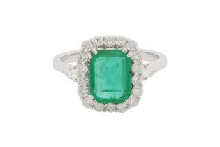 A DIAMOND AND EMERALD CLUSTER RING