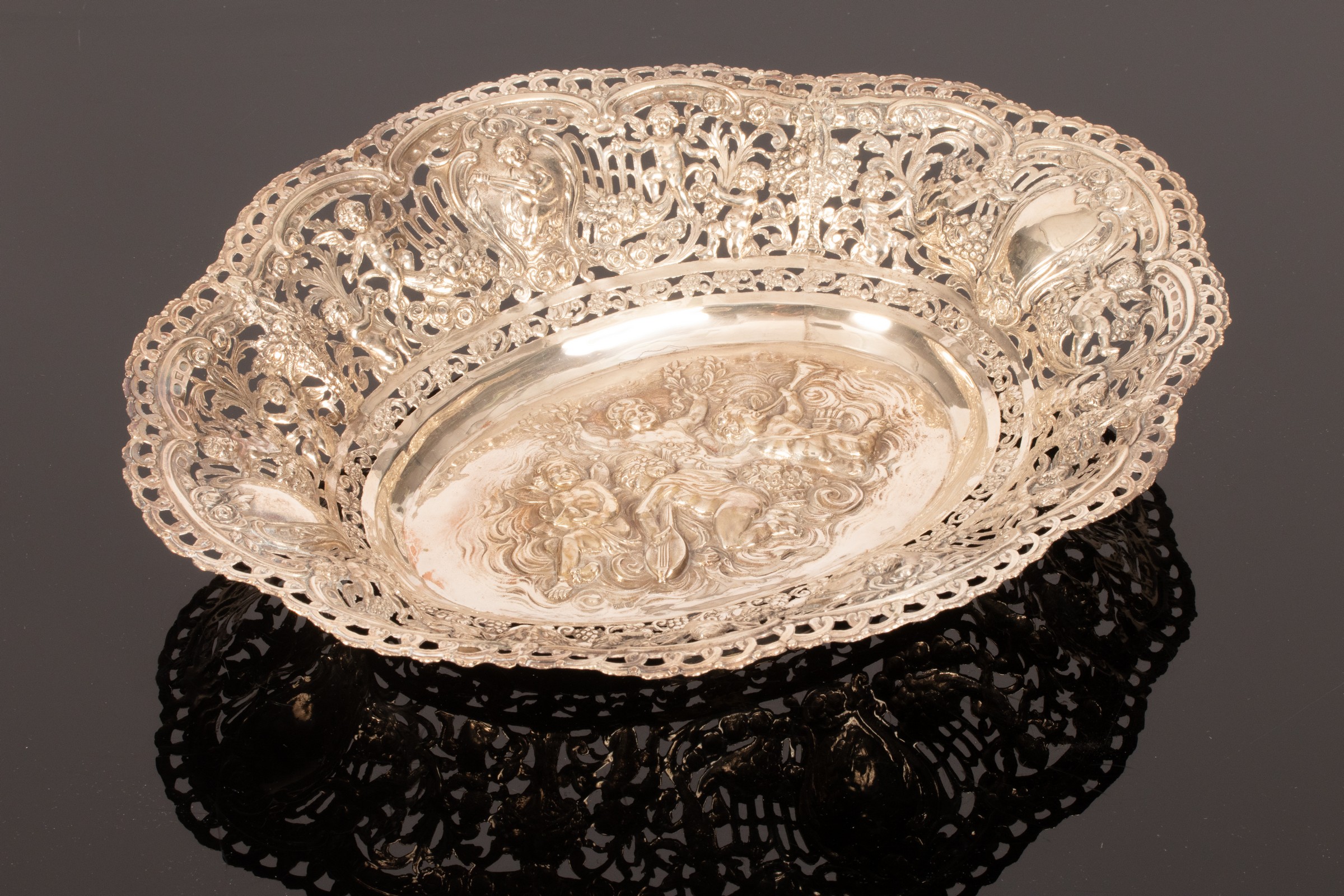 An oval Continental 800 standard silver fruit bowl, with pierced embossed decoration, 32.