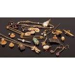 A quantity of 9ct gold jewellery including two 9ct pins, a pair of 9ct cufflinks, a bracelet,