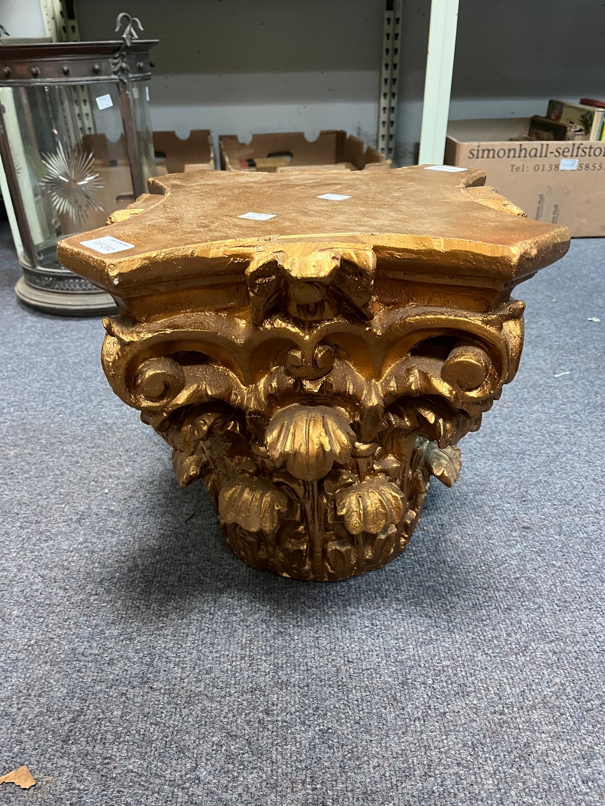 A decorative gilt Corinthian capital CONDITION REPORT: Condition information is not - Image 4 of 5