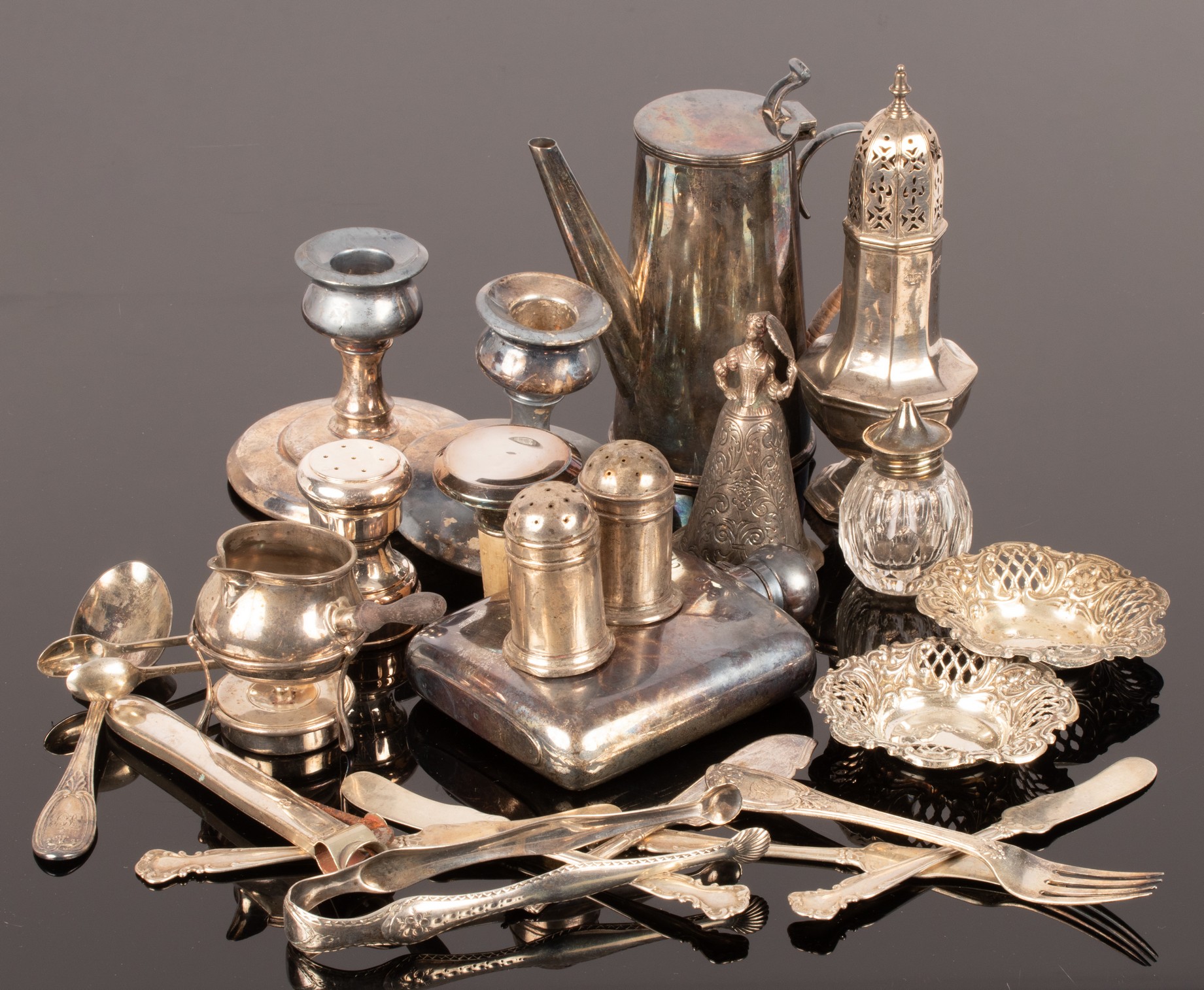 Sundry silver to include an octagonal silver sugar caster, Goldsmiths & Silversmith Co. Ltd.