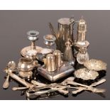 Sundry silver to include an octagonal silver sugar caster, Goldsmiths & Silversmith Co. Ltd.