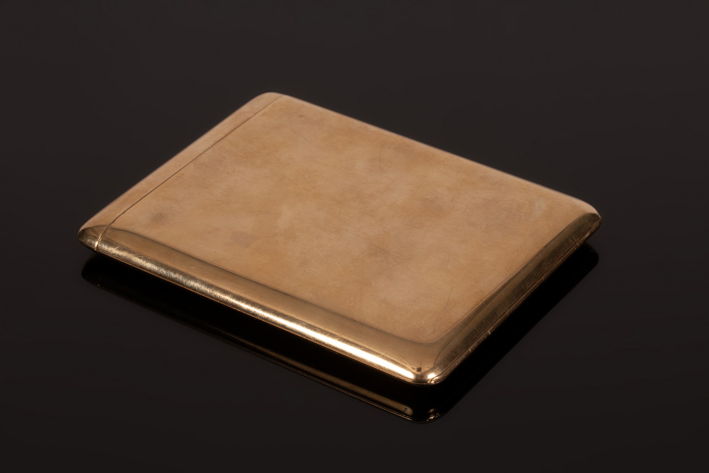 A 9ct gold cigarette case of plain rectangular form, 11cm x 9cm, approximately 167.