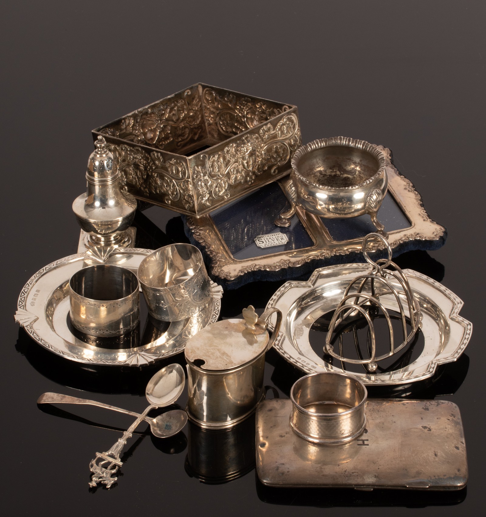 Sundry silver including a cauldron salt, mustard pot, three napkin rings etc.