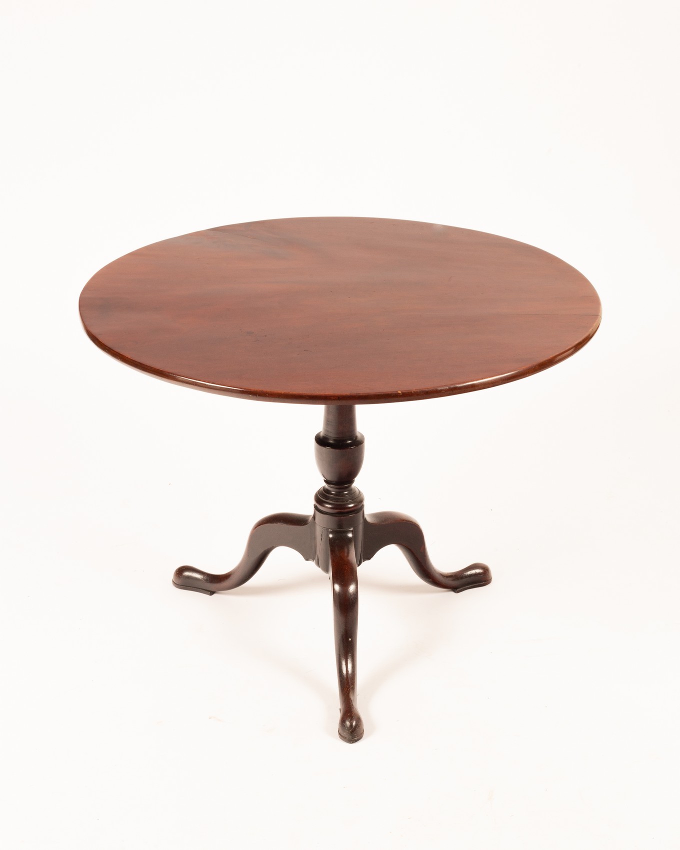 A George III mahogany supper table, the circular top on tripod base, 90.