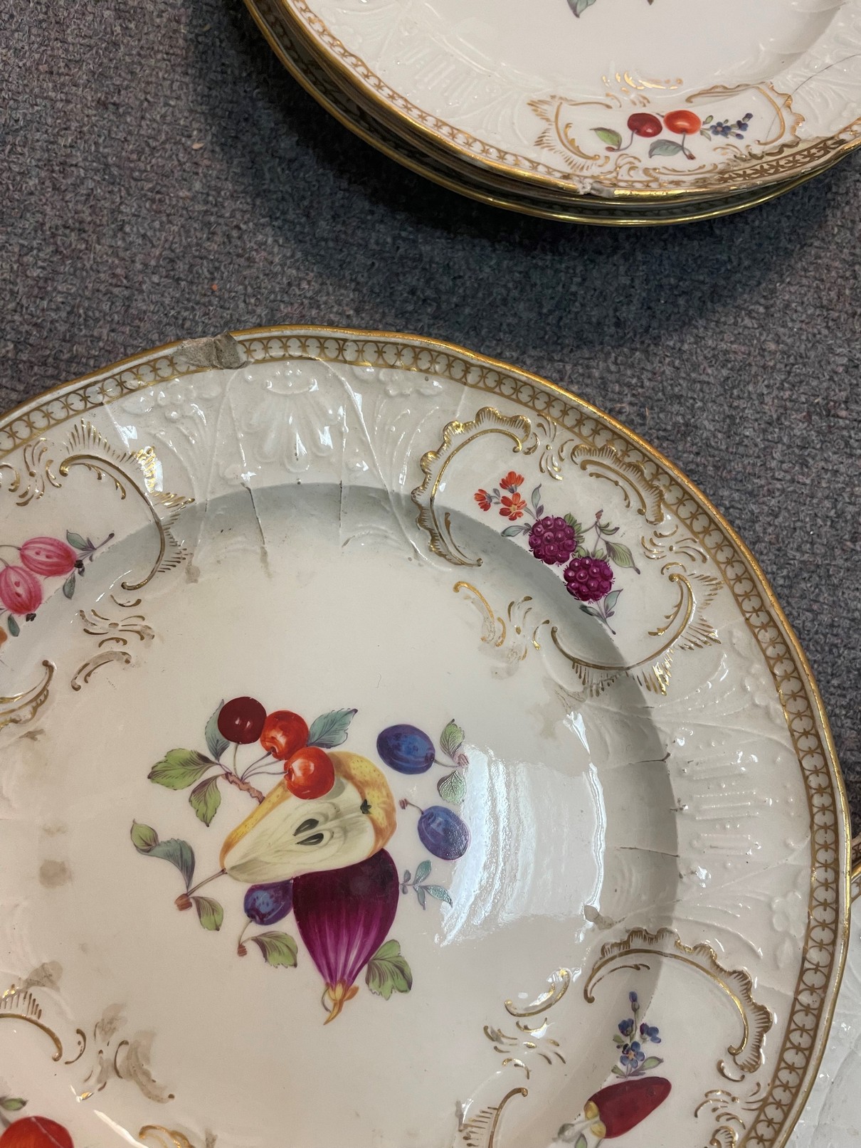 A Meissen part service in the Dulong pattern, late 19th Century, comprising twenty-four plates, - Image 4 of 5