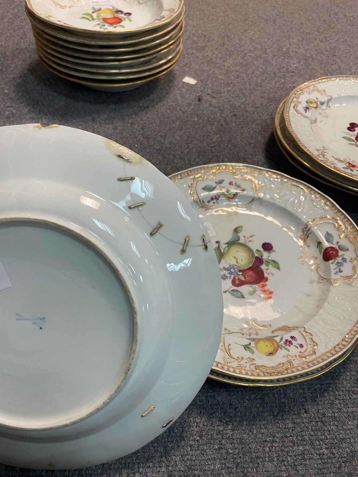 A Meissen part service in the Dulong pattern, late 19th Century, comprising twenty-four plates, - Image 5 of 5