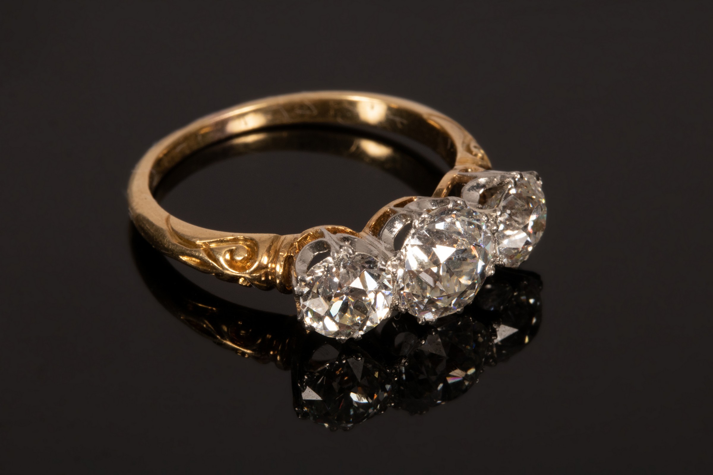 A diamond three-stone ring, the central stone of approximately 1. - Image 4 of 7