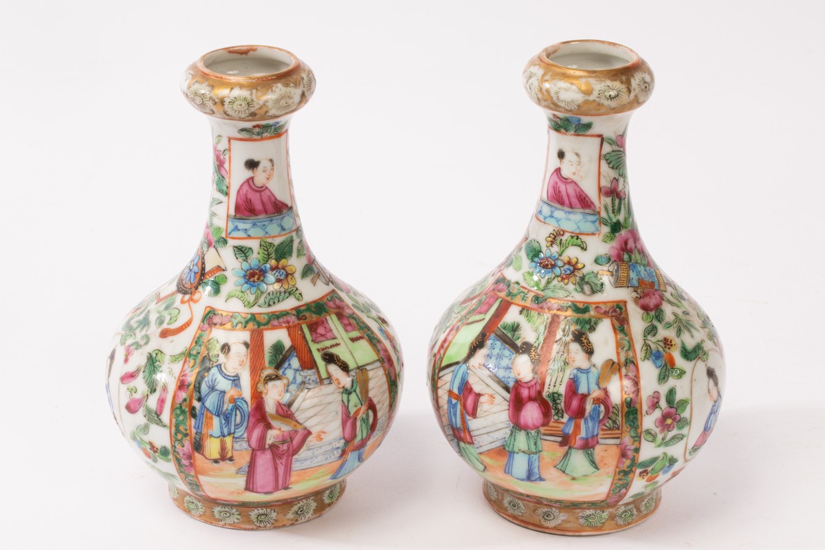 A pair of Chinese export famille rose vases, Suantouping, 19th Century,