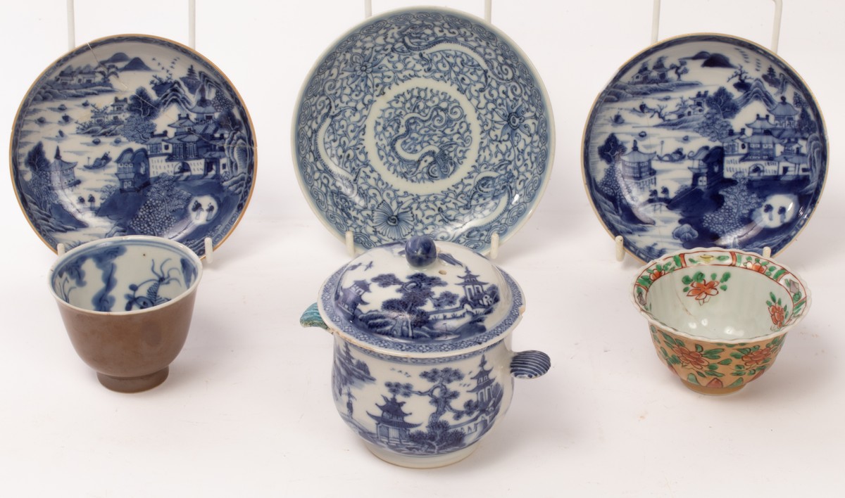 A group of Chinese porcelain items, Qing Dynasty, including two teacups, the largest 5. - Image 4 of 4