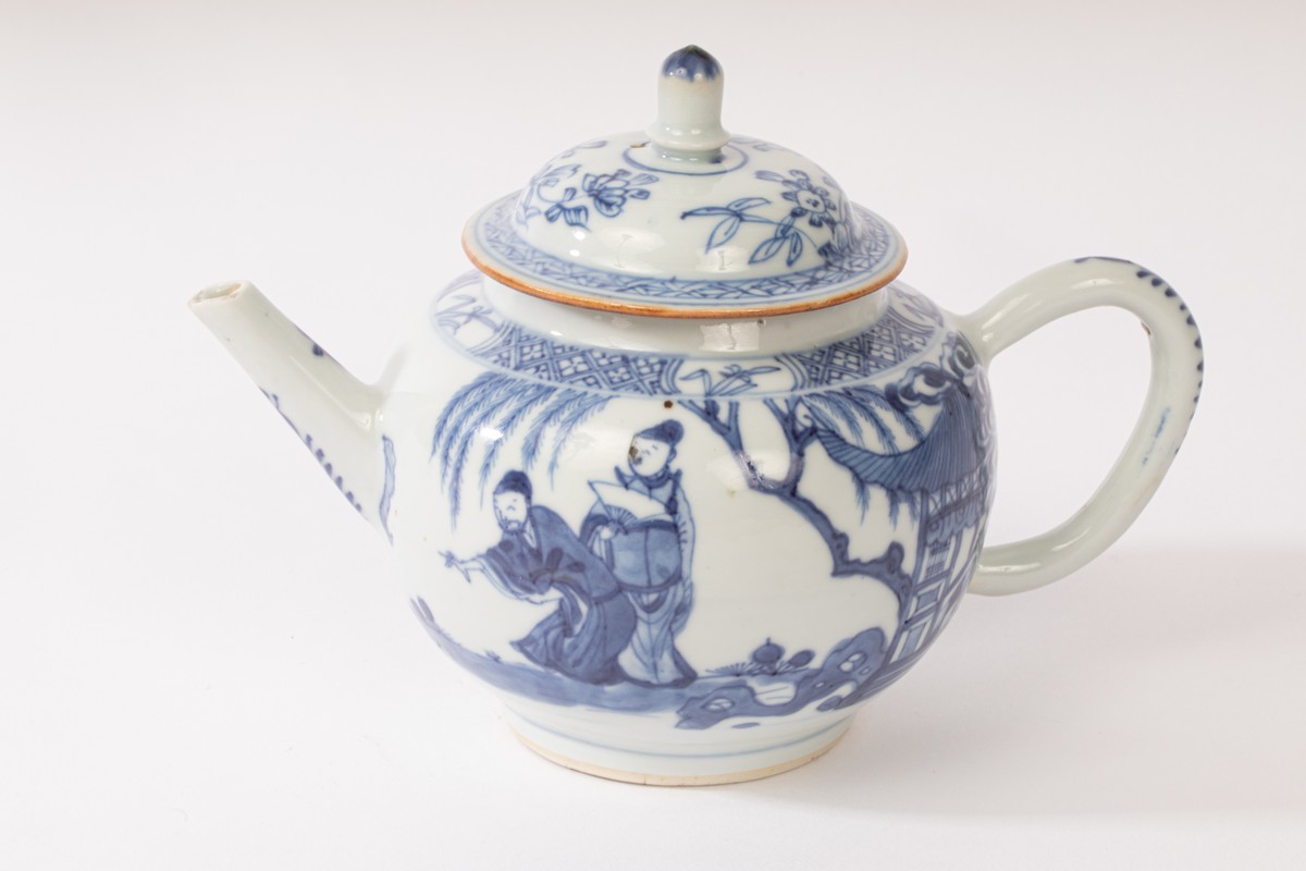 A Chinese blue and white porcelain teapot, Kangxi, - Image 2 of 3