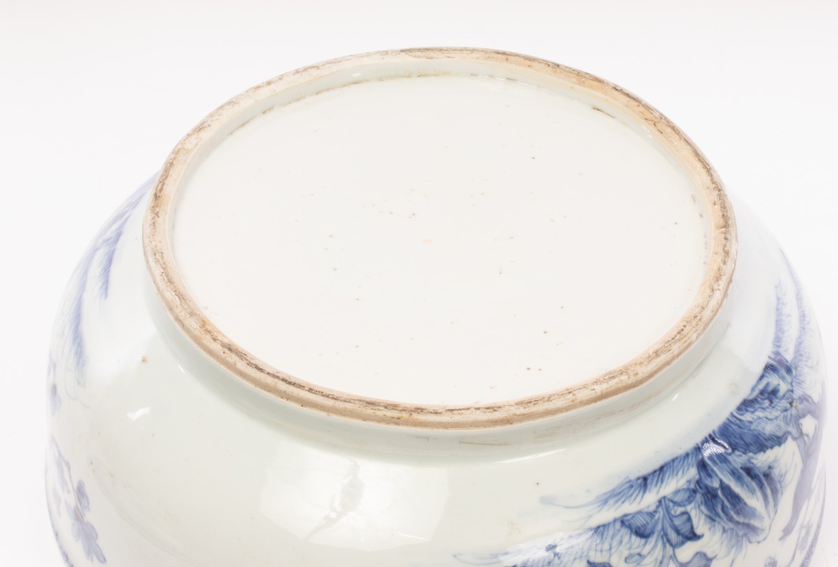 A blue and white circular tureen and cover, Qing dynasty, Qianlong period, - Image 4 of 4