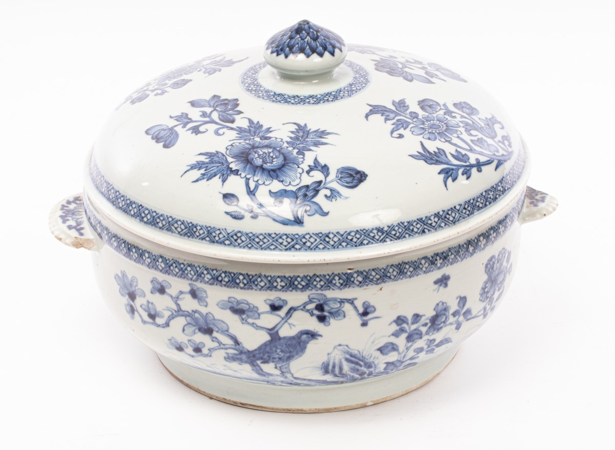 A blue and white circular tureen and cover, Qing dynasty, Qianlong period,