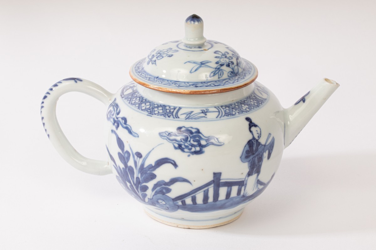 A Chinese blue and white porcelain teapot, Kangxi,