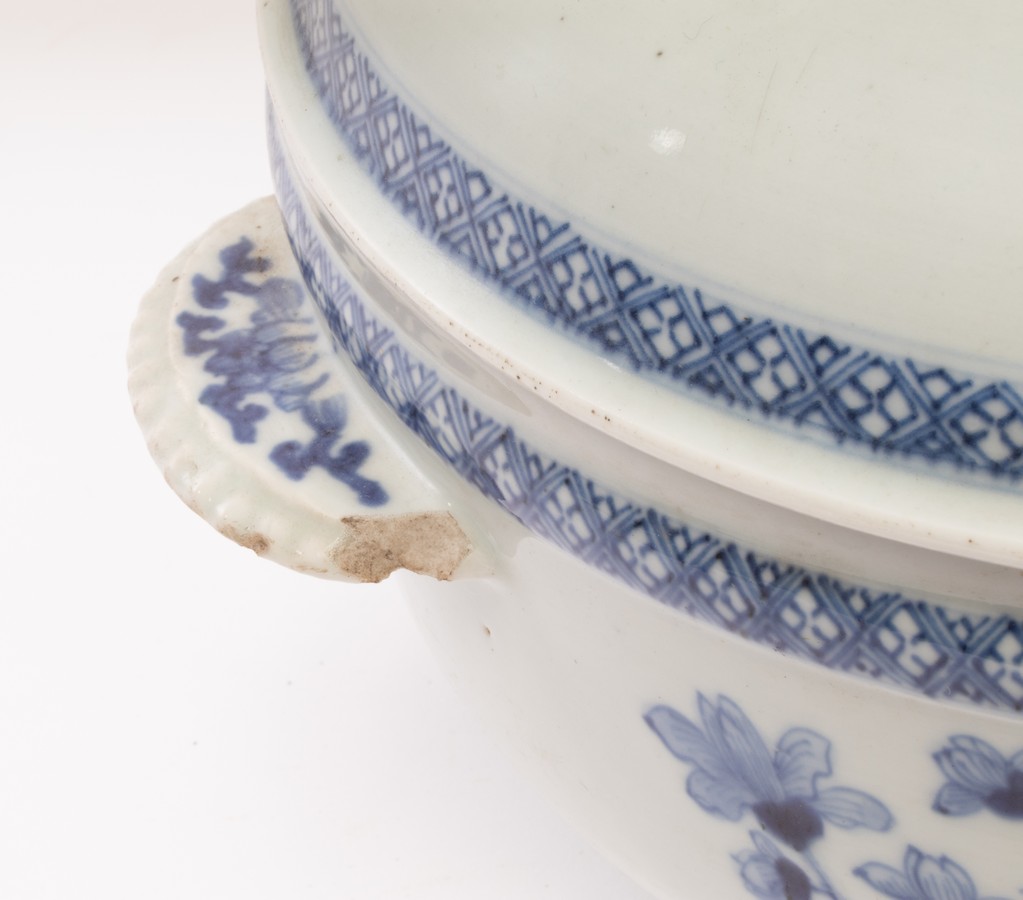 A blue and white circular tureen and cover, Qing dynasty, Qianlong period, - Image 2 of 4