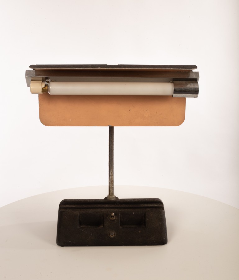 A metal desk lamp, the textured aluminium articulated shade on chrome painted arm, - Image 4 of 4