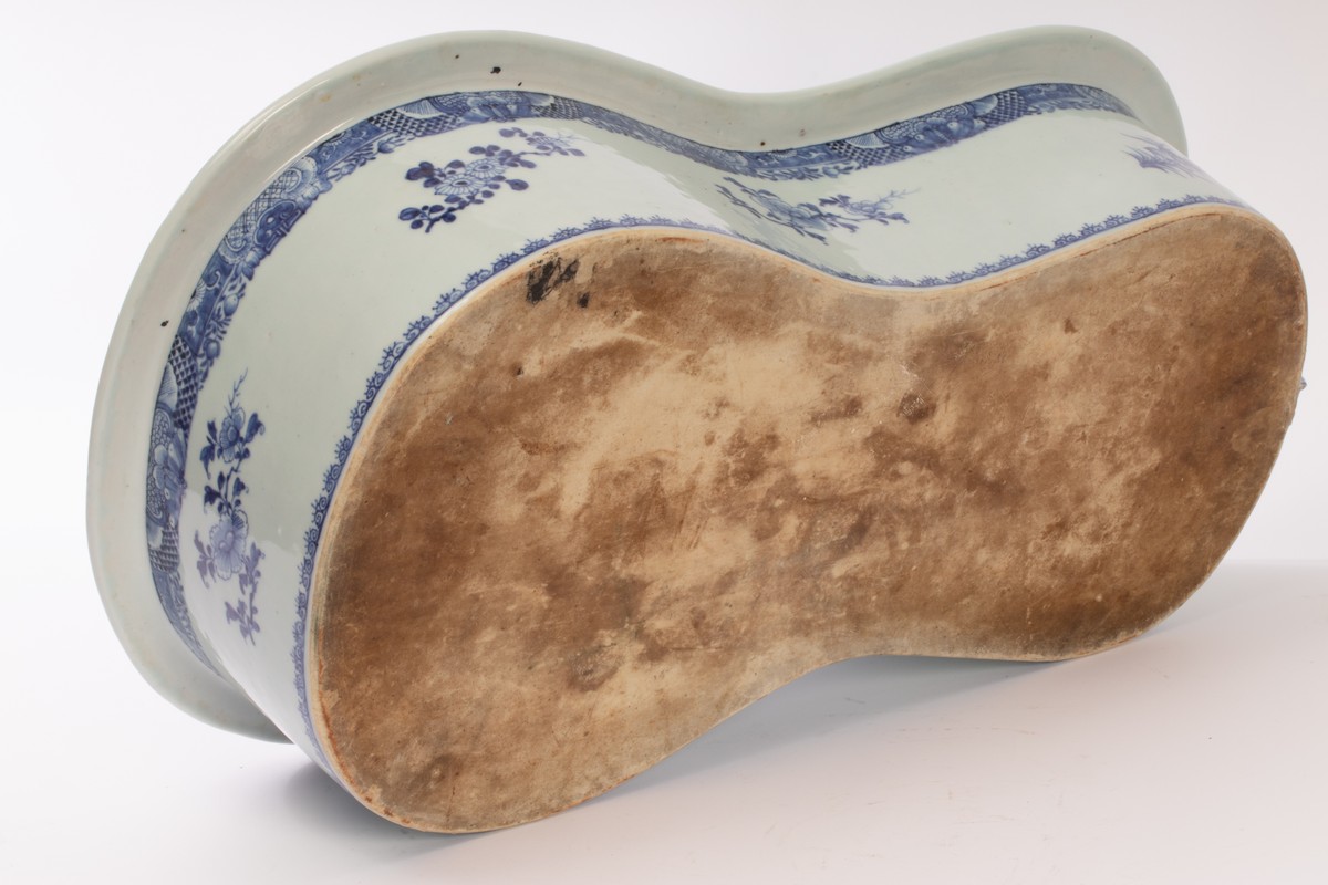 A Chinese blue and white porcelain washing basin, mid Qing Dynasty, of shaped form, - Image 4 of 5