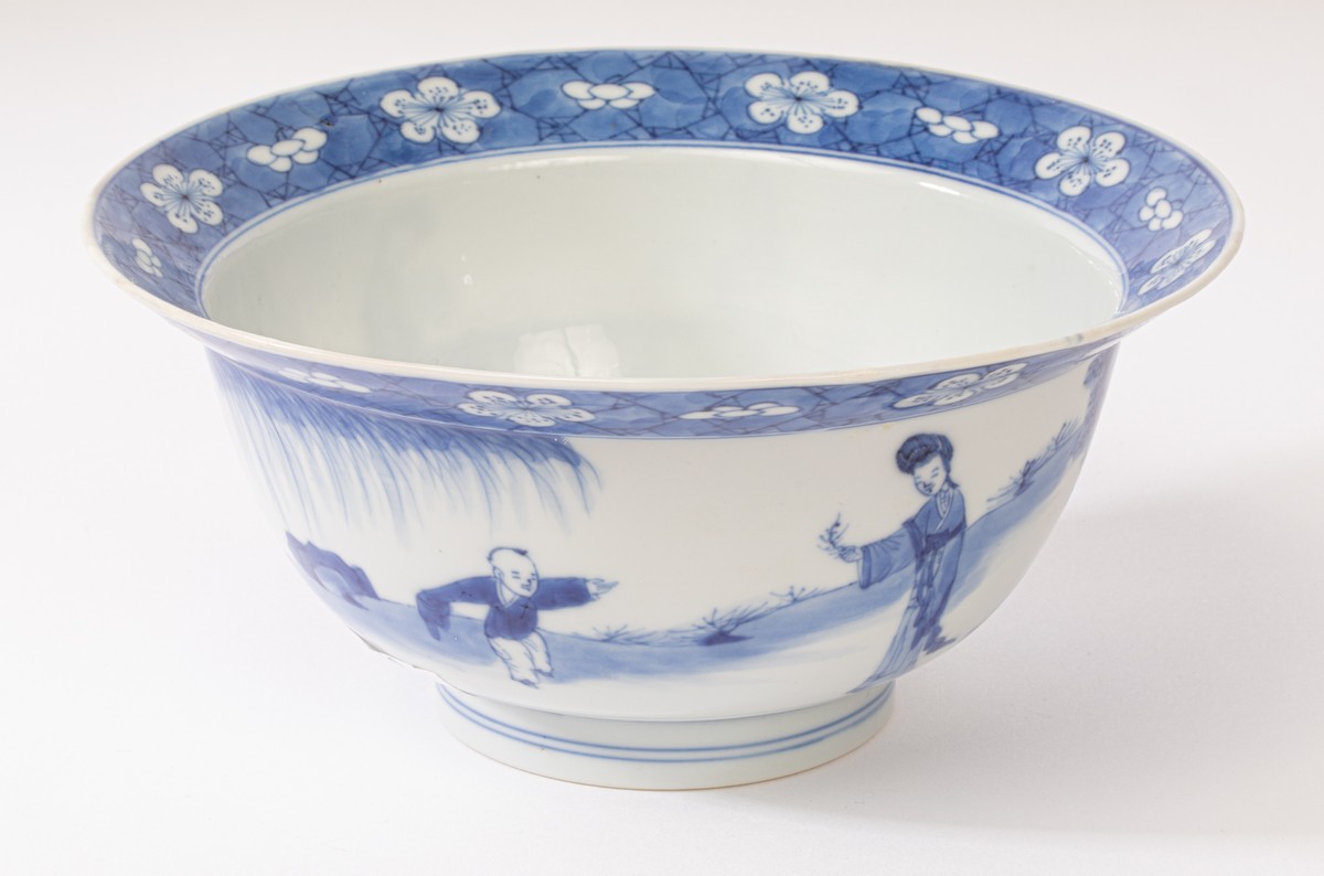 A Chinese blue and white porcelain bowl, Kangxi, depicting ladies and a boy playing in the garden, - Image 2 of 10