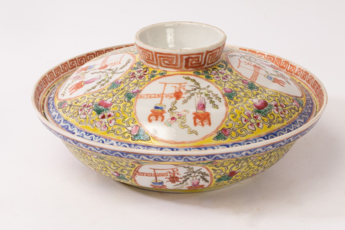 A Chinese famille rose porcelain bowl with lid, Qing Dynasty,