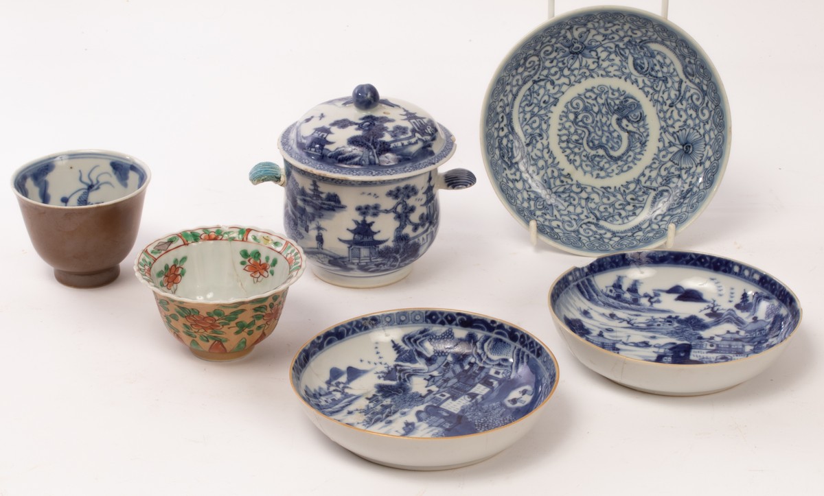 A group of Chinese porcelain items, Qing Dynasty, including two teacups, the largest 5.