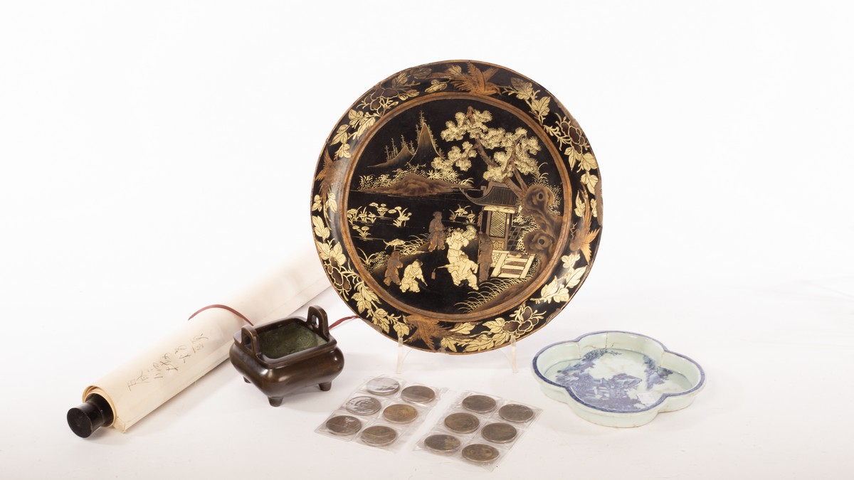 A group of Chinese items, 19/20th Century,