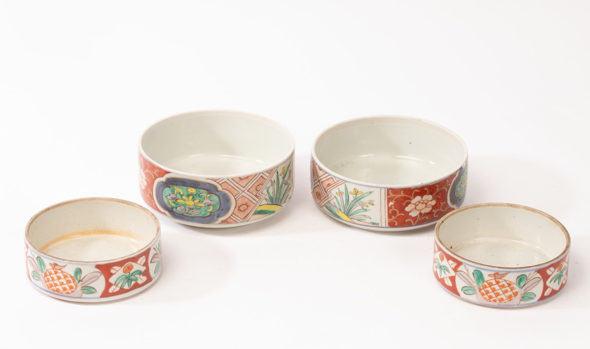 Two pairs of Oriental stacking famille vert bowls, 19th Century, decorated flowers and fruits bands,