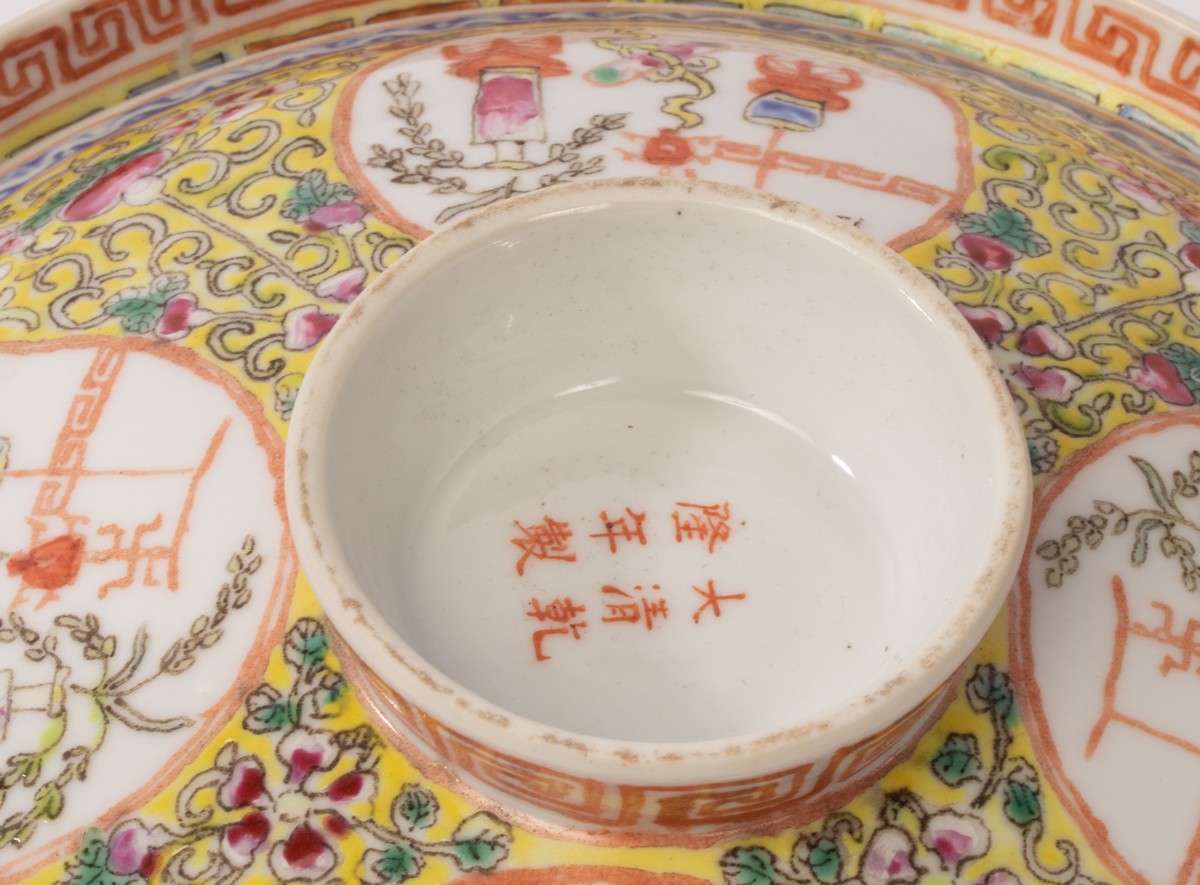 A Chinese famille rose porcelain bowl with lid, Qing Dynasty, - Image 2 of 2