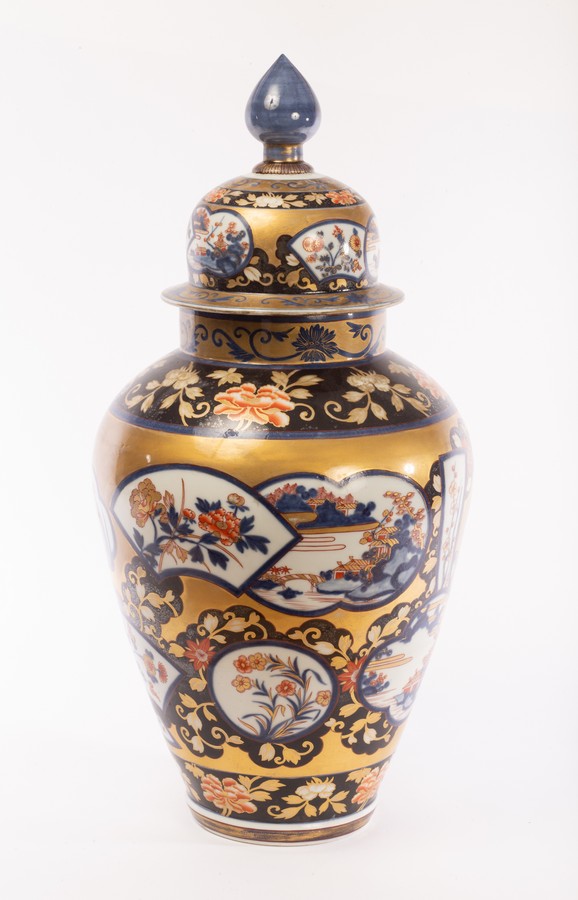 A large Japanese Imari jar and cover, circa 1900, - Image 2 of 3