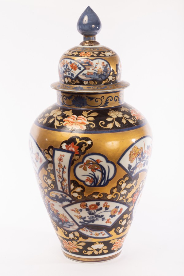 A large Japanese Imari jar and cover, circa 1900,