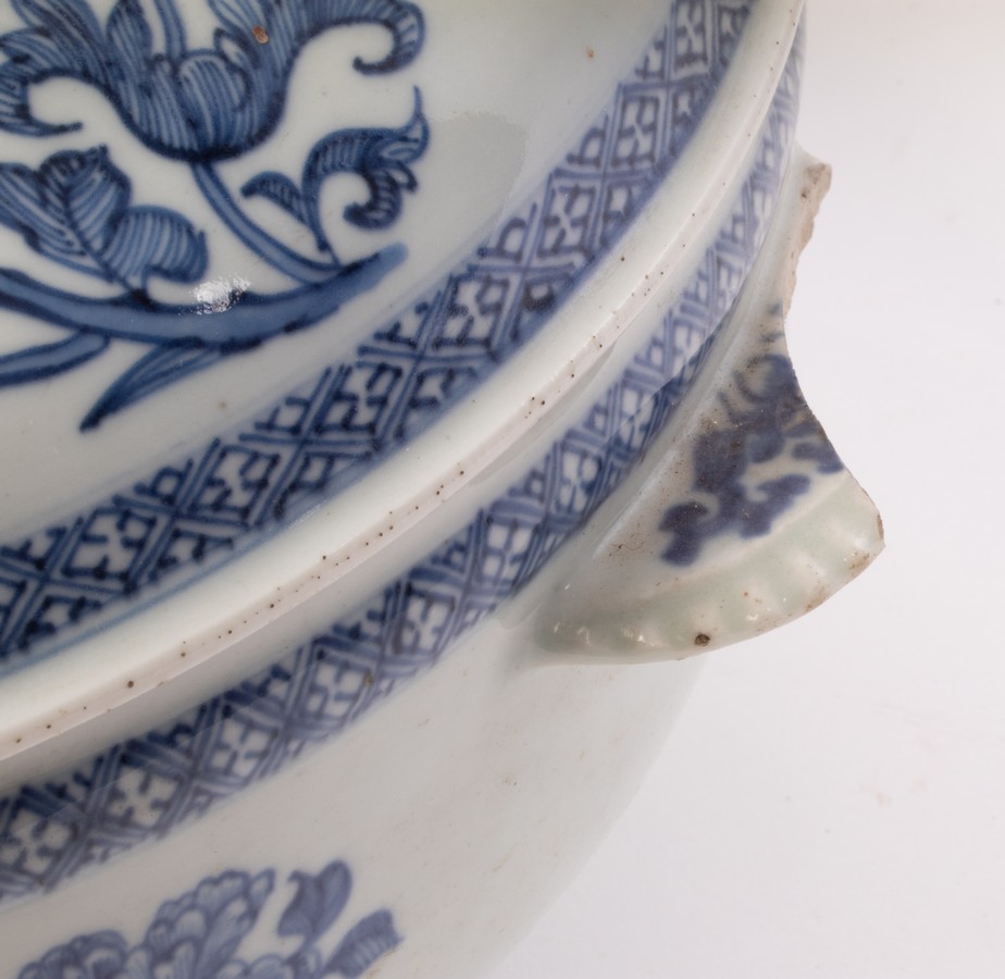 A blue and white circular tureen and cover, Qing dynasty, Qianlong period, - Image 3 of 4