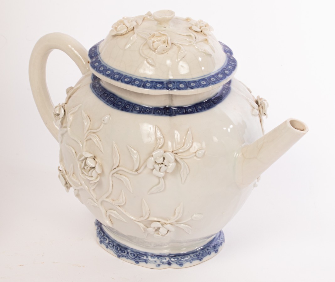 A Chinese export white and underglaze blue part tea set, Qing dynasty, Qianlong period, - Image 3 of 4