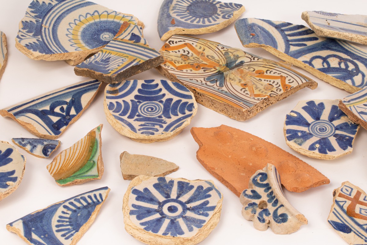 A large quantity of 17th Century Delftware shards from Pickleherring Quay in Southwark and various - Image 2 of 10