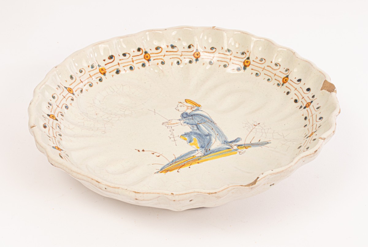 An Italian Maiolica crespina, Faenza, circa 1600-20, the dished top moulded with curving flutes, - Image 2 of 6