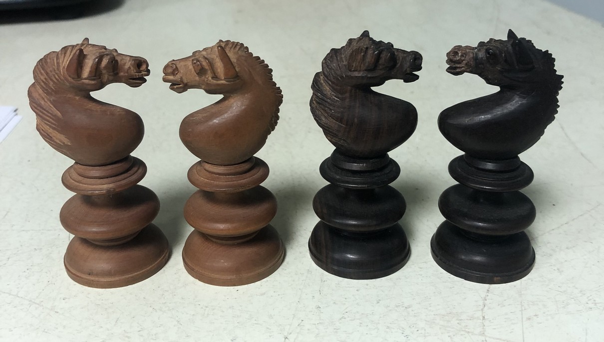 A walnut inlaid box containing turned wooden chess pieces (thirty-two pieces) CONDITION - Bild 5 aus 12