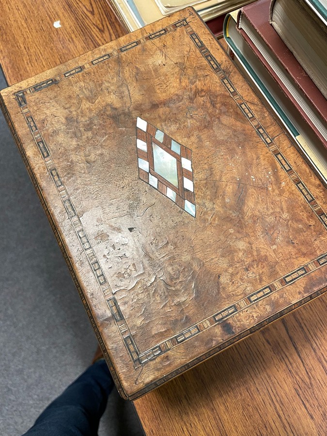 A walnut inlaid box containing turned wooden chess pieces (thirty-two pieces) CONDITION - Bild 11 aus 12