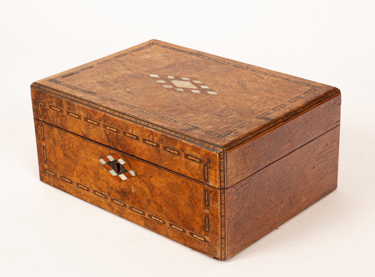A walnut inlaid box containing turned wooden chess pieces (thirty-two pieces) CONDITION - Bild 2 aus 12