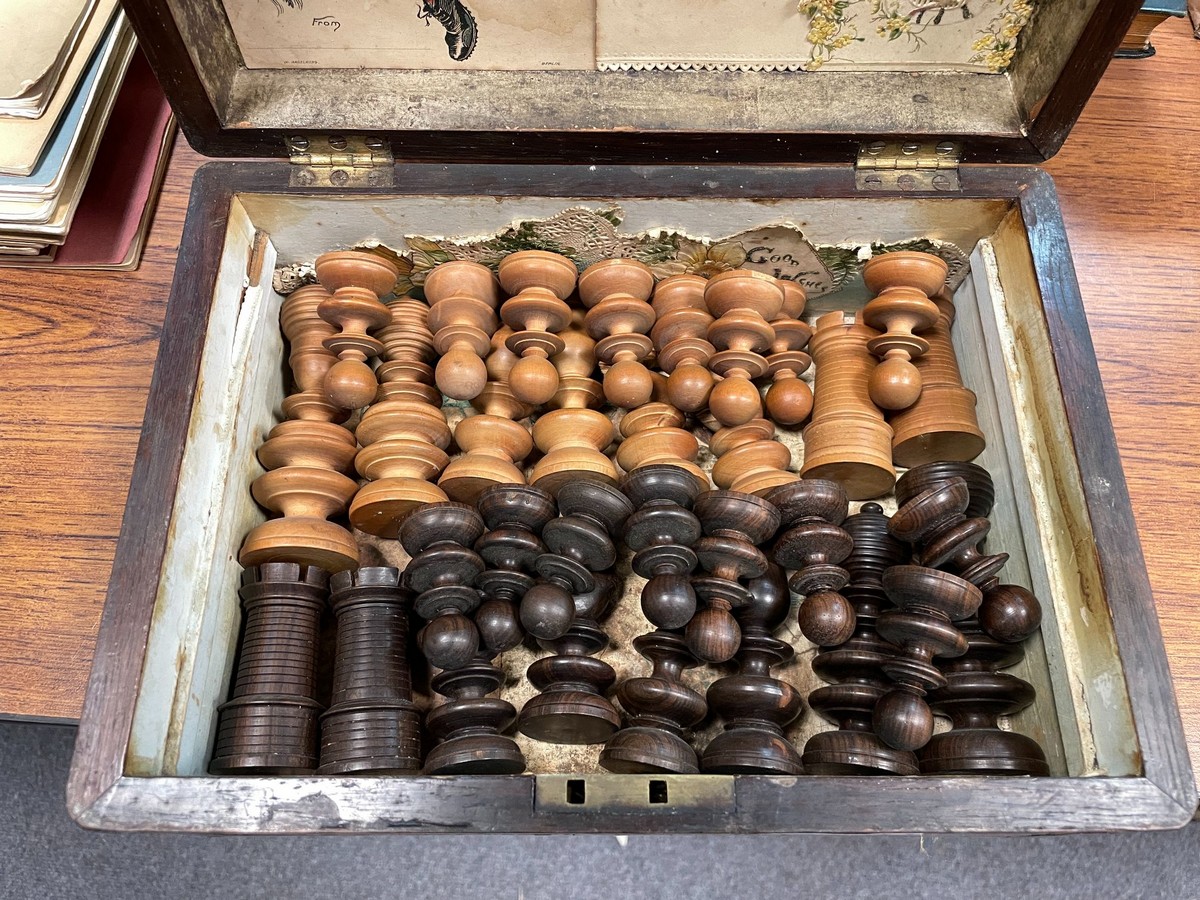 A walnut inlaid box containing turned wooden chess pieces (thirty-two pieces) CONDITION - Bild 7 aus 12