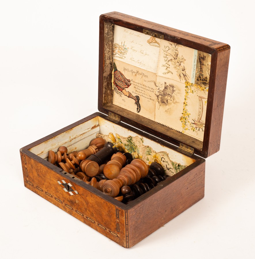 A walnut inlaid box containing turned wooden chess pieces (thirty-two pieces) CONDITION - Bild 3 aus 12