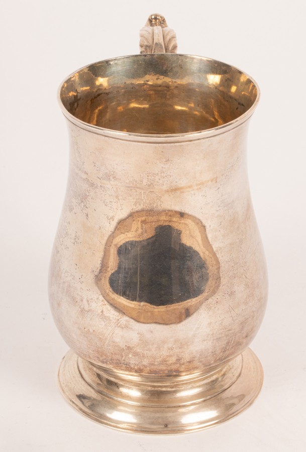 A George III silver tankard, William Collings, London 1775, of plain form on a circular base, 13. - Bild 2 aus 5