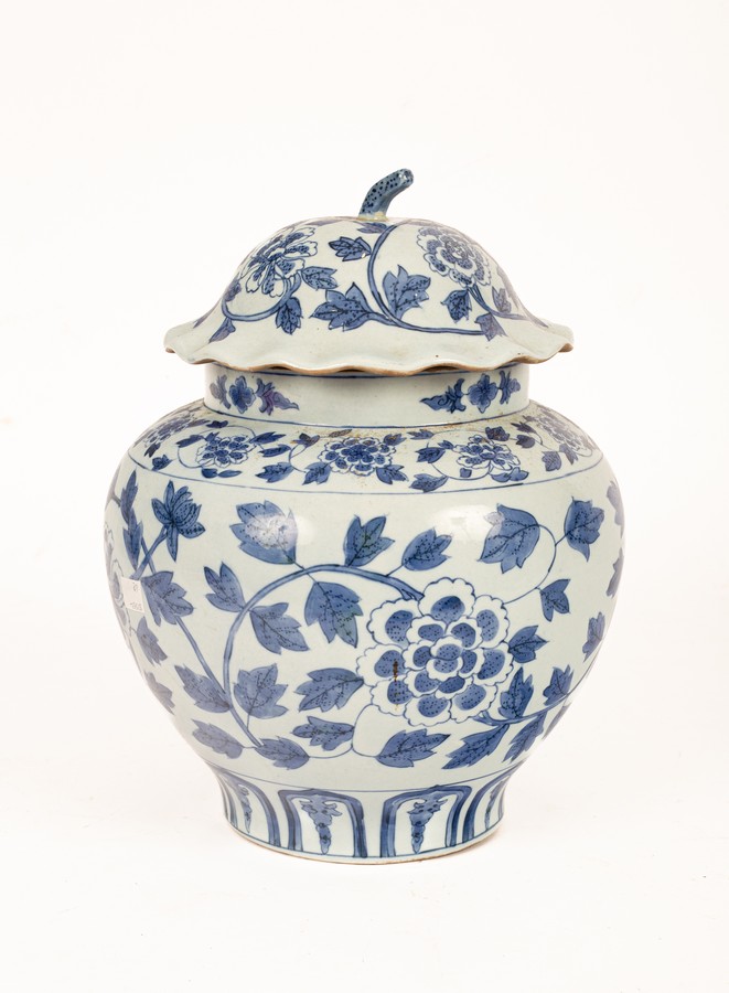 A Chinese blue and white ginger jar of baluster form decorated a band of trailing foliage, 25.