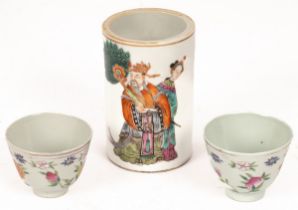 A Chinese polychrome porcelain brush pot, 19th/20th Century,