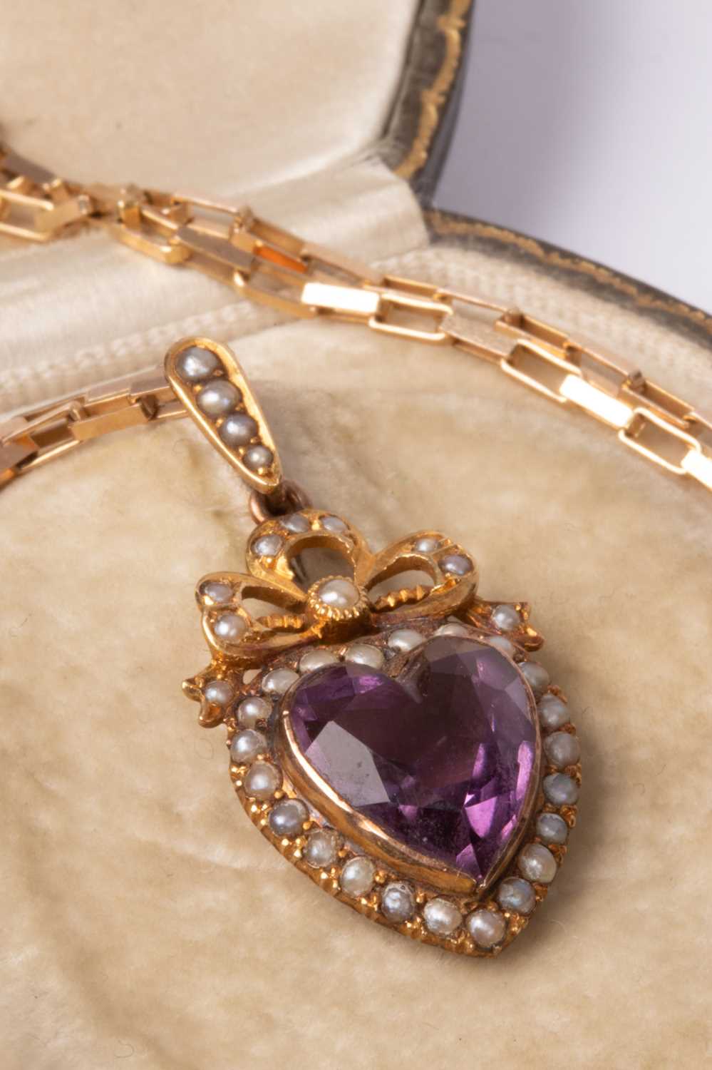 An Edwardian yellow metal amethyst and seed pearl heart-shaped pendant - Image 4 of 6