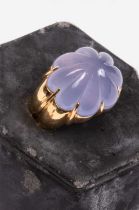 An 18ct gold chalcedony ring