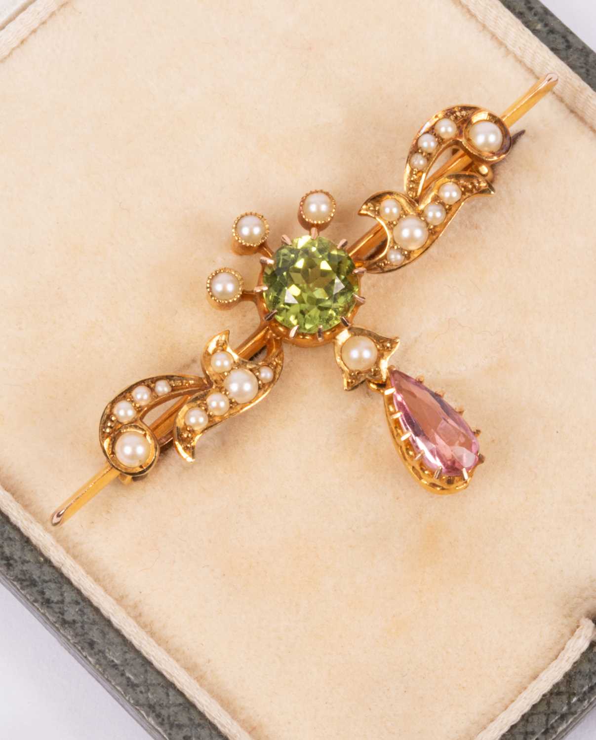 An Edwardian Suffragette style 15ct yellow gold peridot, pink tourmaline and seed pearl bar brooch - Image 5 of 5