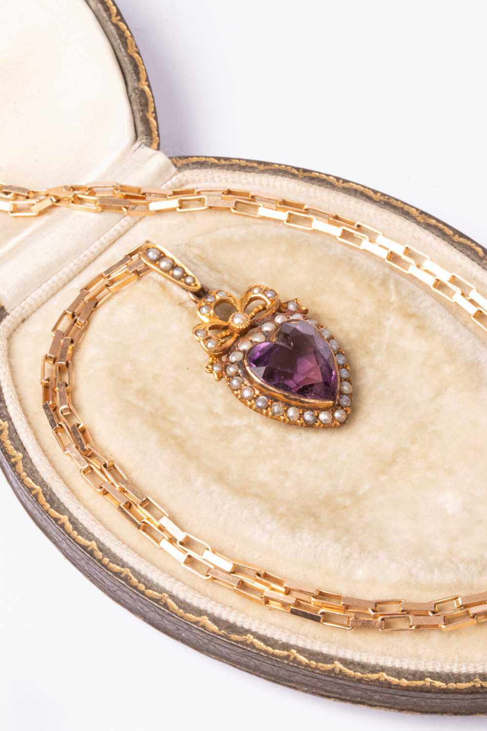 An Edwardian yellow metal amethyst and seed pearl heart-shaped pendant - Image 2 of 6