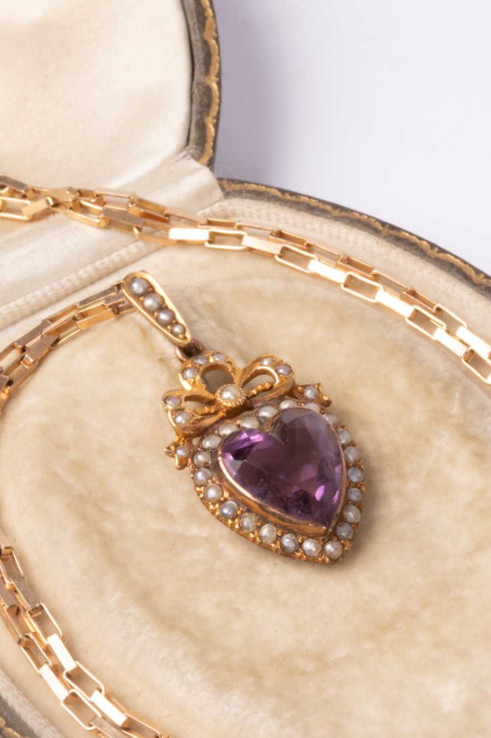 An Edwardian yellow metal amethyst and seed pearl heart-shaped pendant - Image 3 of 6