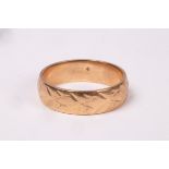 A 9ct gold wedding band, with etched detail, size M, approximately 3.