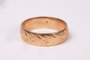 A 9ct gold wedding band, with etched detail, size M, approximately 3.