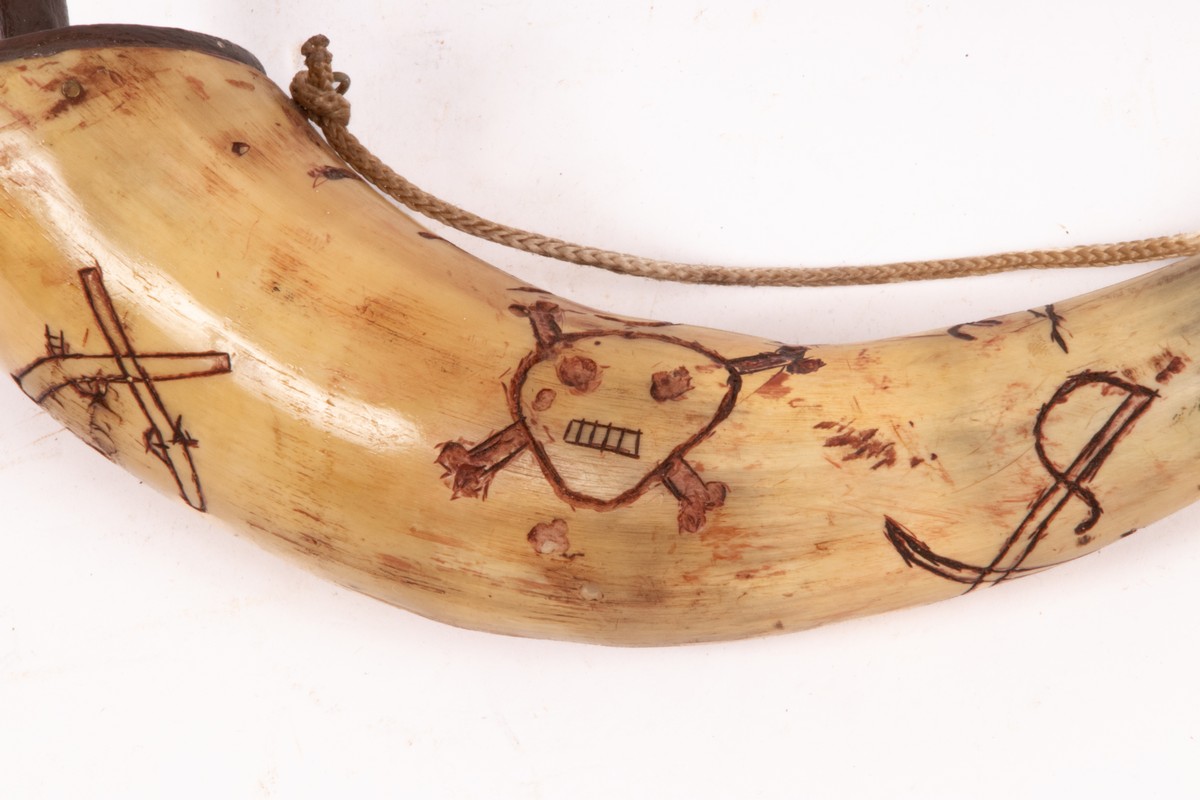 An Eastern powder horn with metal mounts and engraved brass cover, 22cm long, - Image 6 of 7