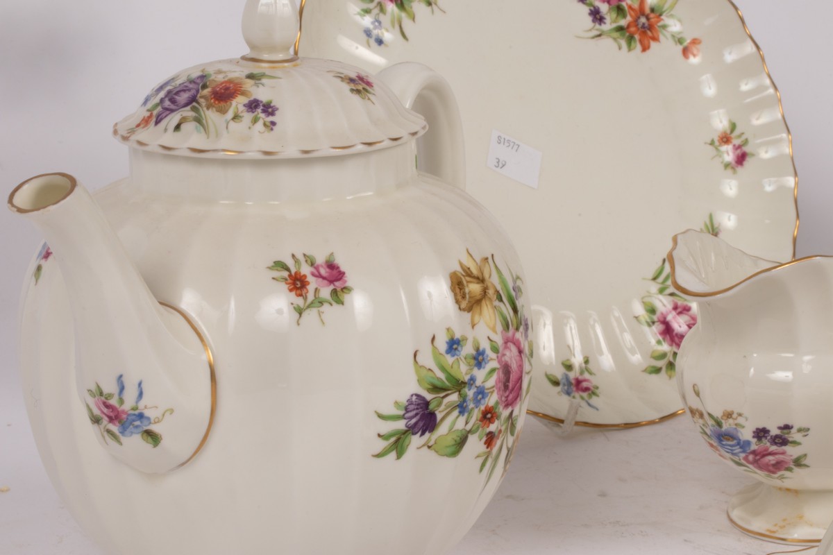 A Royal Worcester 'Roanoke' pattern part dinner and tea service, - Image 4 of 6